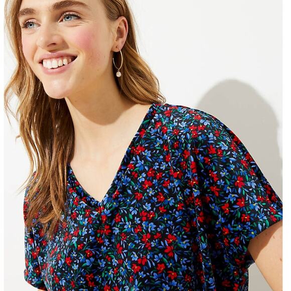 NWT LOFT Black Luxe Velvet W/Blue & Red Floral V-Neck Short Sleeve Top - Picture 4 of 11